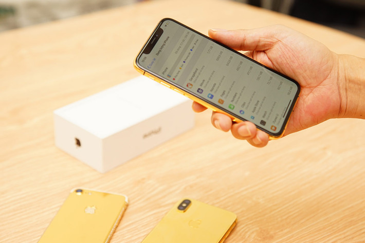 Thêm nữa, mặt lưng của iPhone Xs và iPhone Xs Max là các tấm kính, nên để “full” vàng hơn thì các kỹ sư độ thêm một lớp kim loại mới, thay thế lớp kính nguyên bản của Apple.