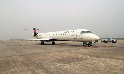 Ngày 20/11, hãng sản xuất máy bay Bombardier (Canada) thực hiện màn trình diễn máy bay phản lực loại nhỏ Bombardier CRJ900 tại sân bay quốc tế Nội Bài (Hà Nội). Ảnh: Zing.