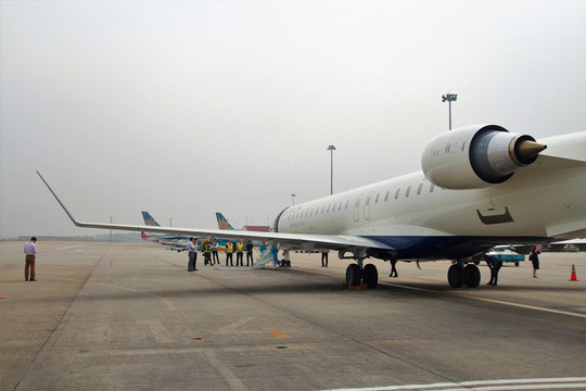 Màn trình diễn của Bombardier CRJ900 tại Hà Nội lần này nằm trong kế hoạch giới thiệu mẫu phản lực loại nhỏ cho Vietnam Airlines của hãng. Ảnh: NlĐ.