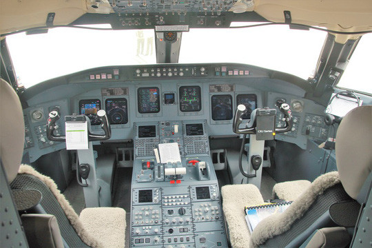 Phía trong buồng lái máy bay Bombardier. Ảnh: NLĐ.
