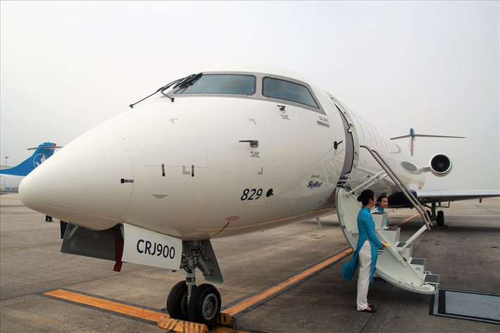 Chiếc CRJ900 tham gia trình diễn là máy bay mới sản xuất của Bombardier và chuẩn bị bàn giao cho hãng Delta Airlines (Mỹ). Ảnh: Lao động.