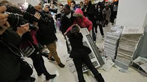 Black Friday Global cho biết, mức giảm giá trong ngày Black Friday 2017 trung bình cho toàn thế giới là 55%. Tại Mỹ, mức giảm giá lên tới 68%. Ảnh: ABC.