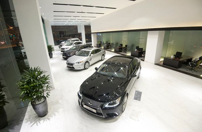 Khu vực trưng bày các mẫu xe của Lexus. Những phiên bản mới nhất 2015 của 6 mẫu xe LS 460L, GS 350, ES 350, LX 570, RX 350 và GX 460 đều có mặt tại Lexus Thăng Long.