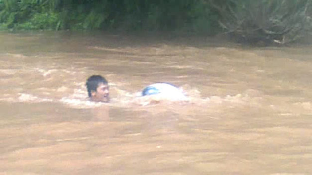 Trước đó, đoạn video clip do cô giáo Tòng Thị Minh, giáo viên mẫu giáo đang dạy ở điểm trường Sam Lang (xã Nà Hỳ, huyện Nậm Pồ, tỉnh Điện Biên) khiến nhiều người vô cùng cảm động. Đoạn video quay lại hành trình thầy cô ở bản Sam Lang phải chui vào túi nilông và nhờ người biết bơi kéo qua suối mỗi khi đến trường. Chỉ cần sơ sẩy là có thể mất tính mạng nhưng điều đó không ngăn cản được các thầy cô và học sinh đến trường. Nguồn ảnh cắt từ clip.