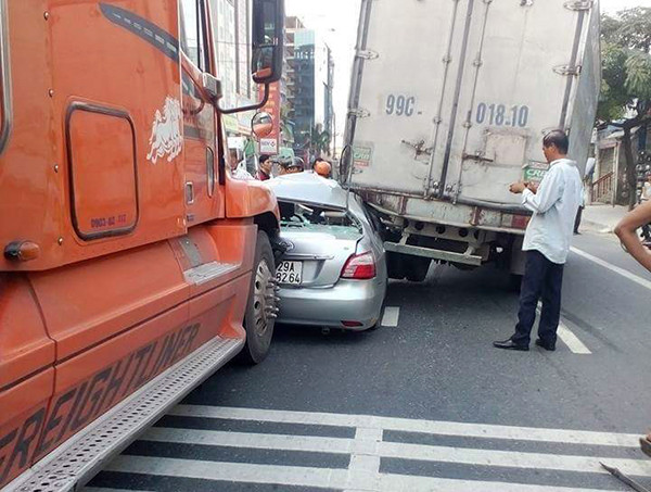 Khoảng 18h chiều ngày 22/11, một vụ tai nạn giao thông giữa 3 xe ô tô đã xảy ra trên địa phận thành phố Phủ Lý (Hà Nam). Chiếc ô tô Vios vượt ẩu trên đường, bị container và xe tải kẹp bẹp dúm. Nguồn ảnh: Gia đình VN.