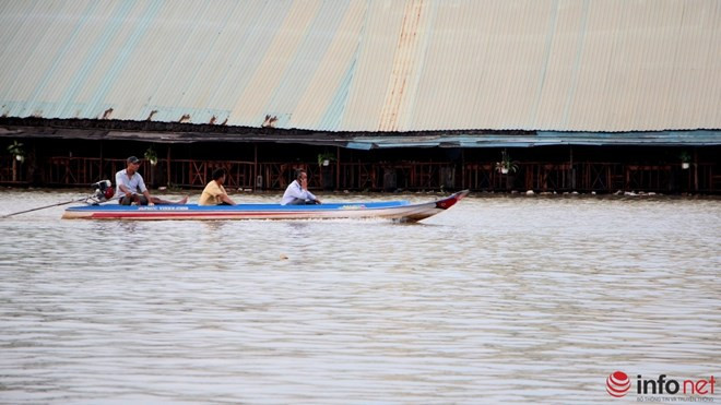 Do nằm bên bờ rạch Đỉa nên một quán ăn sát cầu Phú Xuân (huyện Nhà Bè) đã bị nước ngập lên tận mặt sàn.
