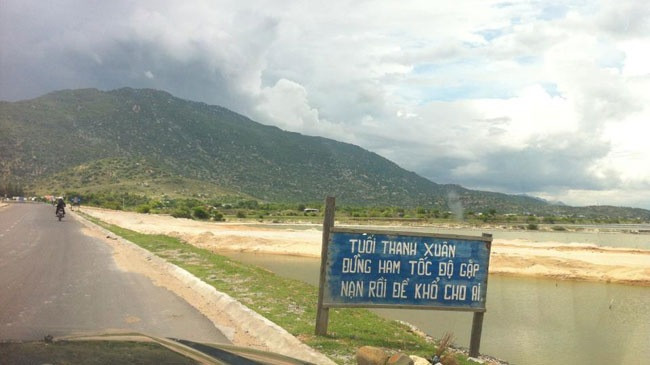 Một tấm biển tự "chế" gây sự chú ý. Nguồn: Auto.