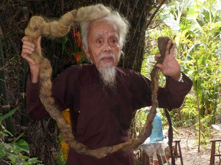 Cụ ông Nguyễn Văn Chiến (ở ấp Dầu, xã Đông Hòa, huyện Châu Thành, tỉnh Tiền Giang) cũng sở hữu mái tóc có 1-0-2. Búi tóc dài gần 4m, nặng 2kg và đã được nuôi dài trên 70 năm. Nguồn ảnh: Gia đình & xã hội.