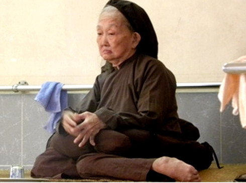 Để có mái tóc "khủng" này, bà Định đã nuôi tóc từ năm 19 tuổi. Bà từng chia sẻ nếu cắt tóc hoặc có nhiều người chạm vào tóc sẽ cảm thấy mệt mỏi, đau đầu. Bà Định sợ nhất là mái tóc đụng nước, nên thường cuốn chúng gọn gàng trong khăn. Nguồn ảnh: Vietnam Plus.