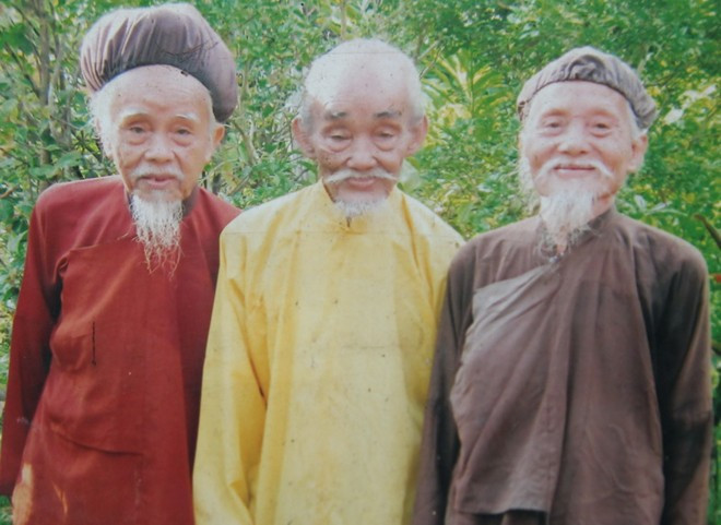 Hai người anh em khác của "dị nhân" Chiến là ông Nguyễn Văn Giày và ông Nguyễn Văn Tiên (84 tuổi) cũng để tóc dài hàng mấy chục năm. Nguồn ảnh: Đời sống và pháp luật.