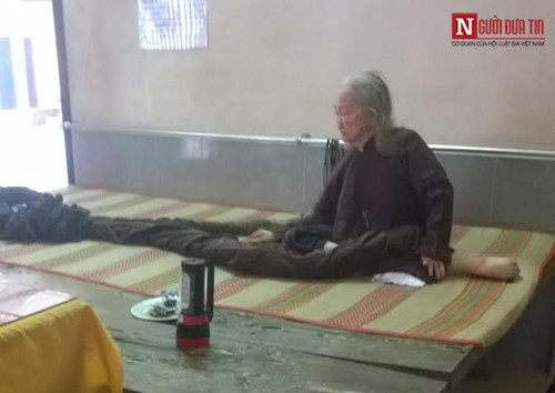 Cụ bà Nguyễn Thị Định (Bến Tre) là người có mái tóc dài 6 mét. Mặc dù 60 năm không gội đầu song mái tóc của bà vẫn có hương thơm. Nguồn ảnh: Người đưa tin.