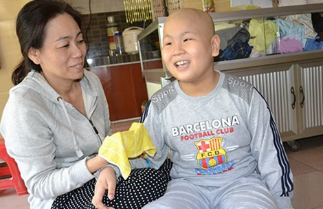 Mặc dù bị những cơn đau hành hạ, những đợt điều trị khiến cơ thể mỏi mệt, kiệt quệ, song cậu bé luôn nở nụ cười. Dũng tâm sự, sau này muốn trở thành chiến sĩ CSGT để nuôi mẹ và giúp những người dân gặp tai nạn. Nguồn ảnh: Afamily.