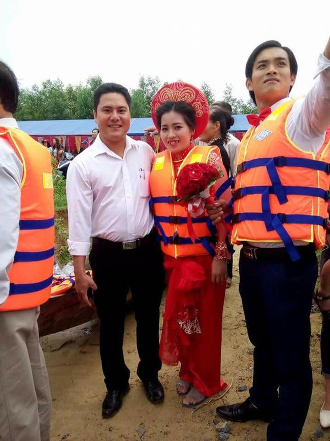 Trang phục cô dâu ngày cưới "siêu độc" vì mưa lũ. Ảnh chụp tại xã Cao Quảng, huyện Tuyên Hóa, Quảng Bình.