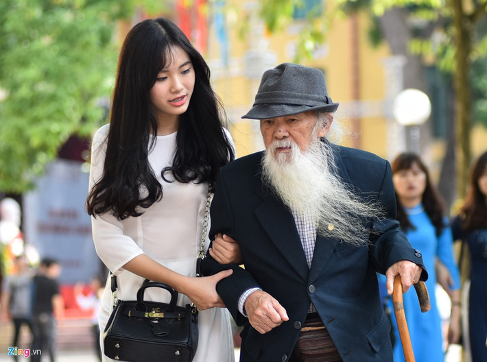 Thầy Nguyễn Lâm, giáo viên dạy toán của trường THPT Chu Văn An trong thời kỳ chống Mỹ. “Gần đây, do tuổi cao, tôi nằm viện thường xuyên nên ít có cơ hội về thăm trường cũ. Được ra viện đúng dịp 20/11, tôi trở về đây, rất hạnh phúc khi thấy trường khang trang, đẹp hơn xưa”, thầy Lâm tâm sự.