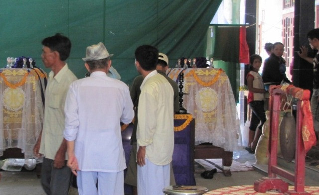 Hồi tháng 6/2015, vụ tai nạn lật thuyền khiến cả gia đình 3 người tử vong ở phá Tam Giang khiến dư luận không khỏi xót xa. Khi đang thả lưới trên vùng phá Tam Giang thuộc địa bàn xã Phú Xuân, huyện Phú Vang, tỉnh Thừa Thiên - Huế, 3 người trong gia đình anh Trần Văn Hạ, SN 1992, thôn Lê Bình, xã Phú Xuân đã bị lật thuyền, chết đuối. Ảnh bà con xóm chài Phú Xuân đến giúp gia đình lo mai táng. Nguồn ảnh: Phunu Online.
