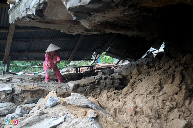 Điểm sạt trượt quốc lộ 1 gây dư chấn dây chuyền kéo theo ba nhà dân ở thôn Cần Lương (xã An Dân, huyện Tuy An, tỉnh Phú Yên) bị sụp đổ. Chính quyền địa phương phải sơ tán khẩn cấp 12 nhân khẩu đến ở tạm nhà dân vùng cao an toàn.