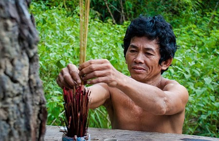 Sống trong rừng 32 năm, gia đình A Sáng (tên thật là Gịp A Dưỡng), người thôn Hải Thủy, xã Hải Ninh, huyện Bắc Bình, Bình Thuận hoàn toàn tách biệt với thế giới bên ngoài. Khi A Sáng 50 tuổi, anh đã có 32 năm sống giữa rừng. Nguồn ảnh: Pháp luật TP HCM.