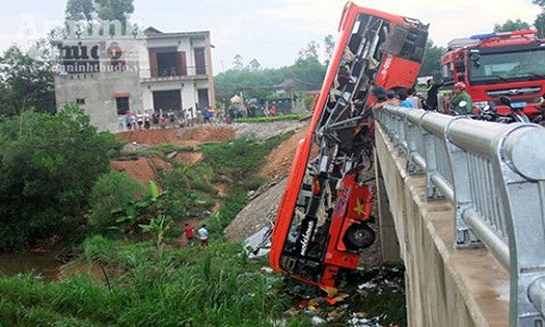 Hình ảnh chiếc xe khách treo lủng lẳng trên cầu khiến nhiều người không khỏi hoảng hồn. Nguồn ảnh: An ninh thủ đô.
