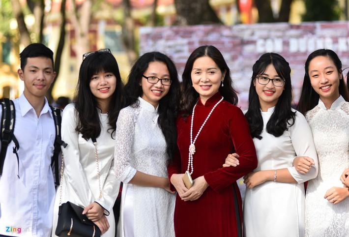 Trong ngày tôn vinh giáo viên, cô trò xinh xắn, rạng rỡ trong những bức hình lưu niệm.