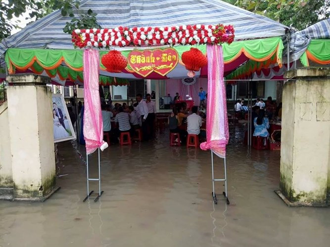 Dù vất vả nhưng không khí rộn ràng của ngày cưới vẫn nguyên vẹn.
