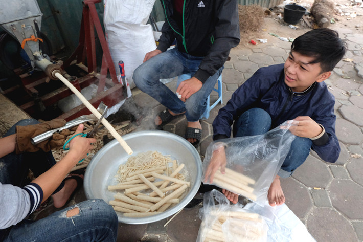 Những ngày này, trên các con phố Hà Nội như Trần Thái Tông, Ngụy Như Kon Tum, Trung Hòa, Kim Ngưu... người dân Thủ đô dễ dàng bắt gặp những chiếc máy nổ bỏng gạo vỉa hè với cảnh đông đúc người chờ nổ bỏng. Hà Nội trở lạnh, món ăn vặt huyền thoại càng trở nên đắt khách.