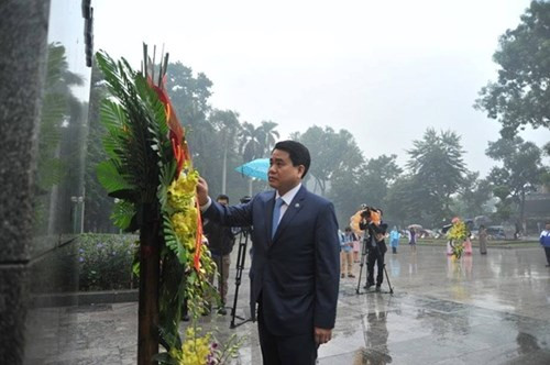Lẵng hoa được dâng lên tượng đài đài V.I Lenin mang dòng chữ: Kỷ niệm 99 năm Cách mạng Tháng Mười Nga (7/11/1917 - 7/11/2016). Đây là hoạt động thường niên của Hà Nội vào mỗi dịp kỷ niệm CM tháng 10 Nga để bày tỏ lòng biết ơn sâu sắc đối với V.I.Lênin.