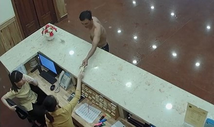 Hồi tháng 9/2016 vừa qua, một vụ trộm hy hữu đã xảy ra tại một khách sạn 3 sao tại Đà Nẵng. Qua trích xuất camera phát hiện, tên trộm đến lễ tân lấy chìa khóa phòng của du khách và vào phòng cuỗm đồ như chốn không người. Theo nạn nhân vụ trộm thì toàn bộ số tài sản bị mất ước tính trị giá gần 300 triệu đồng. Nguồn ảnh: Tiền Phong.