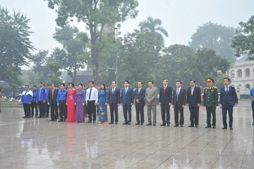 Sáng 7/11, lãnh đạo UBND TP Hà Nội đã đến dâng hoa tưởng niệm tại tượng đài V.I Lenin nhân kỷ niệm 99 năm Cách mạng Tháng Mười Nga (7/11/1917 - 7/11/2016).