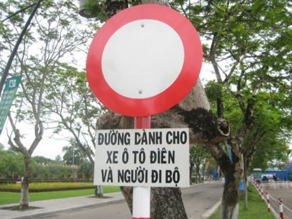 Tấm biển báo giao thông bá đạo ở Việt Nam khiến nhiều người không khỏi ngơ ngác. Tuy nhiên, dòng chữ trên biển báo bị sai nghĩa là do lỗi chính tả, "ô tô điện" bị mất dấu nặng ở chữ "điện".