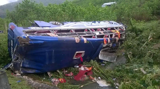 Ban đầu, cơ quan chức năng xác định có tất cả 30 hành khách trên xe. Vụ tai nạn đã khiến 2 vợ chồng quê ở tỉnh Đắk Lắk tử vong, 14 hành khách khác bị thương.