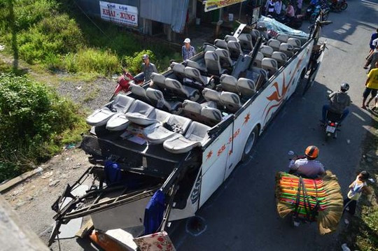 Trong tổng số hơn 40 hành khách trên xe, có 26 người bị thương và trong số bị thương có 6 người bị thương nặng. Hình ảnh vụ tai nạn giao thông "khó đỡ". Nguồn ảnh: Người lao động.