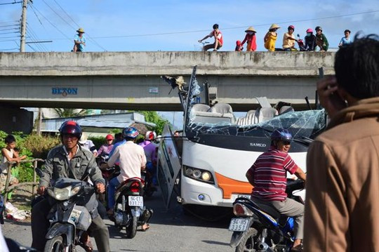 Rơi vào tình huống oái oăm không kém, chiếc xe khách này đã bị bay mất nóc, tất cả phần mui xe và hành khách trên xe bị hất tung xuống đường khi xe chui gầm cầu vượt. Nguồn ảnh: Người lao động.