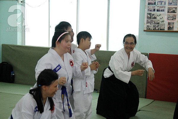 Với học trò, cô là người đặc biệt, không chỉ dạy võ rèn luyện sức khỏe, cô còn là người bạn thân thiết, quan tâm đến đời sống tâm tư tình cảm của các em. Nguồn ảnh: Afamily.