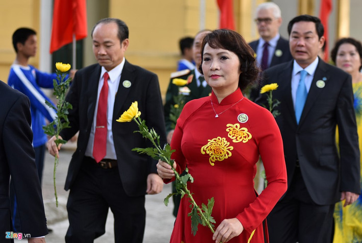 Nhà giáo Lê Mai Anh - Hiệu trưởng trường THPT Chu Văn An - dẫn đầu đoàn đại biểu dâng hoa lên tượng đài danh sư Chu Văn An.