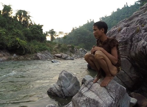 Tháng 8 năm 2013, người rừng Hồ Văn Lang và cha là ông Hồ Văn Thanh (ở thôn Trà Kem, xã Trà Xinh, huyện miền núi Tây Trà (Quảng Ngãi) đã được người dân đưa về làng sinh sống, tái hòa nhập cộng đồng. Trước đó 40 năm, ông Hồ Văn Lang đã đưa người con Hồ Văn Thanh (khi đó được 1 tuổi) vào rừng sâu sống cuộc sống hoang dã. Ảnh người rừng Hồ Văn Thanh. Nguồn ảnh: Tiền Phong.