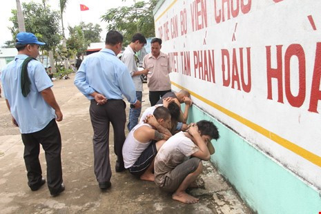 Ngoài ra cơ quan công an cũng đã xác định được ba người cầm đầu, gây kích động trong vụ đập phá tại trung tâm cai nghiện Đồng Nai và tiến hành bắt khẩn cấp để tiếp tục tiến hành điều tra làm rõ. Ảnh các học viên cai nghiện bị bắt. Nguồn ảnh: Zing.
