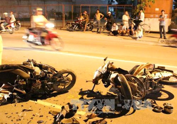 Vụ va chạm giữa một xe máy và ô tô xảy ra vào chiều 23/11, trên Quốc lộ 30 (đoạn qua ấp 1, xã Mỹ Tân, TP. Cao Lãnh, tỉnh Đồng Tháp) đã khiến nữ sinh 19 tuổi - người điều khiển xe máy bị thương rất nặng. Cô gái bị dập nát đùi phải và dập nát cẳng chân trái. Tại hiện trường, chiếc xe máy bị hư hỏng nhiều bộ phận. Nguồn ảnh: TTXVN.