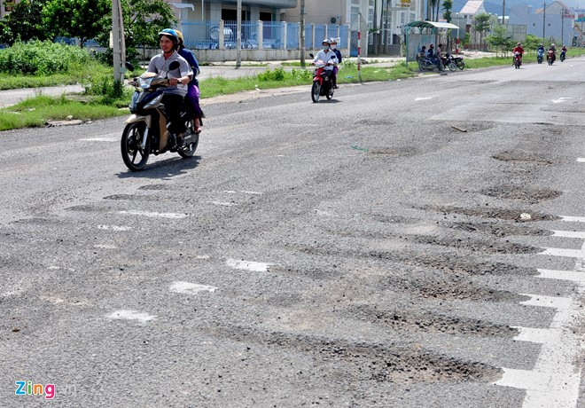 Vết lõm sâu dày đặc trên quốc lộ 1 đoạn qua thị trấn Diêu Trì (huyện Tuy Phước, tỉnh Bình Định).