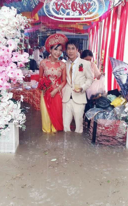 Dù mưa lũ song cô dâu chú rể vẫn vui vẻ trong ngày trăm năm hạnh phúc.