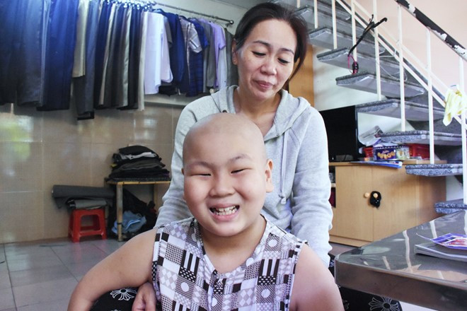 Sau nhiều tháng ngày chống chọi với căn bệnh quái ác, Đỗ Tuấn Dũng (Đà Nẵng) - cậu bé ung thư ước mơ làm CSGT đã qua đời hôm 3/11. Câu chuyện về em và những hành động của nhiều bác sỹ, chiến sỹ công an giúp biến ước mơ của Dũng thành sự thật khiến nhiều người rơi lệ. Cùng nhìn lại những hình ảnh ý nghĩa về ước mơ của cậu bé. Nguồn ảnh: Zing.
