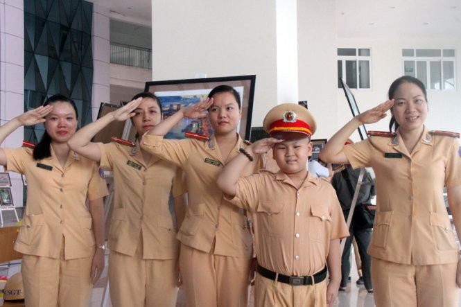 Dũng cùng các cô chào điều lệnh. Nguồn ảnh: Lao động.
