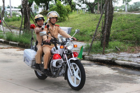 Lúc này, tuy mệt nhưng cậu bé rất hứng khởi khi tham gia hoạt động tuần tra bằng xe mô tô. Nguồn ảnh: Tuổi Trẻ.