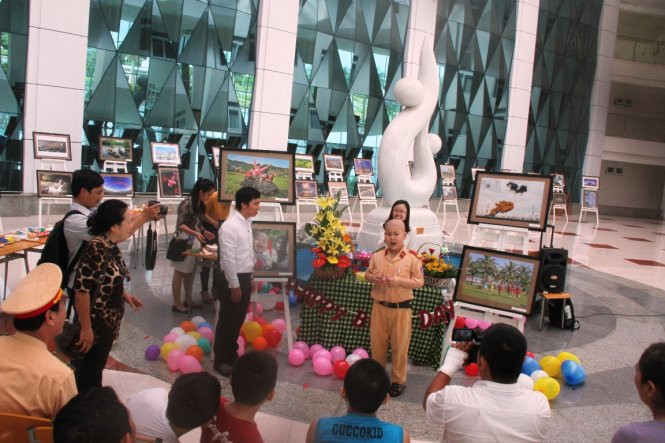 Cậu bé ung thư ở Đà Nẵng đã có một ngày sinh nhật đặc biệt trong màu áo cảnh sát giao thông. Nguồn ảnh: Tuổi Trẻ.