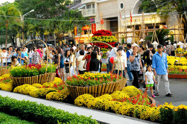 Tuần qua một trong số những sự kiện được dư luận quan tâm đó là Bộ Lao động - Thương binh và Xã hội phát đi thông báo chính thức về lịch nghỉ Tết Nguyên đán 2017. Cụ thể, cán bộ, công chức, viên chức và người lao động của các cơ quan hành chính, sự nghiệp, tổ chức chính trị - xã hội sẽ được nghỉ Tết Âm lịch 2017 liên tục từ ngày 26/1 tới 1/2/2017 (tức từ ngày 29 tới hết mùng 5 Tết). Như vậy, dịp nghỉ Tết Nguyên đán 2017, công chức, viên chức nghỉ liền 7 ngày. Nguồn ảnh: VTC.