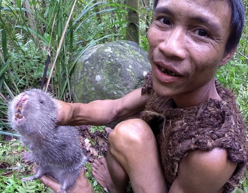 Câu chuyện của hai cha con người rừng Quảng Ngãi đã từng gây xôn xao dư luận trong và ngoài nước thời gian dài. Ông Thanh sống cùng vợ và 4 đứa con. Tuy nhiên, trong một cuộc oanh tạc của không quân Mỹ, gia đình ông bị một quả bom rơi trúng và nổ ngay trong nhà. Quá đau đớn và hoảng loạn vì vụ nổ cướp đi sinh mạng hai người con ngay trước mắt, ông Thanh mang theo đứa con tên Lang chạy vào rừng sâu để trốn. Nguồn ảnh: Tiền Phong.