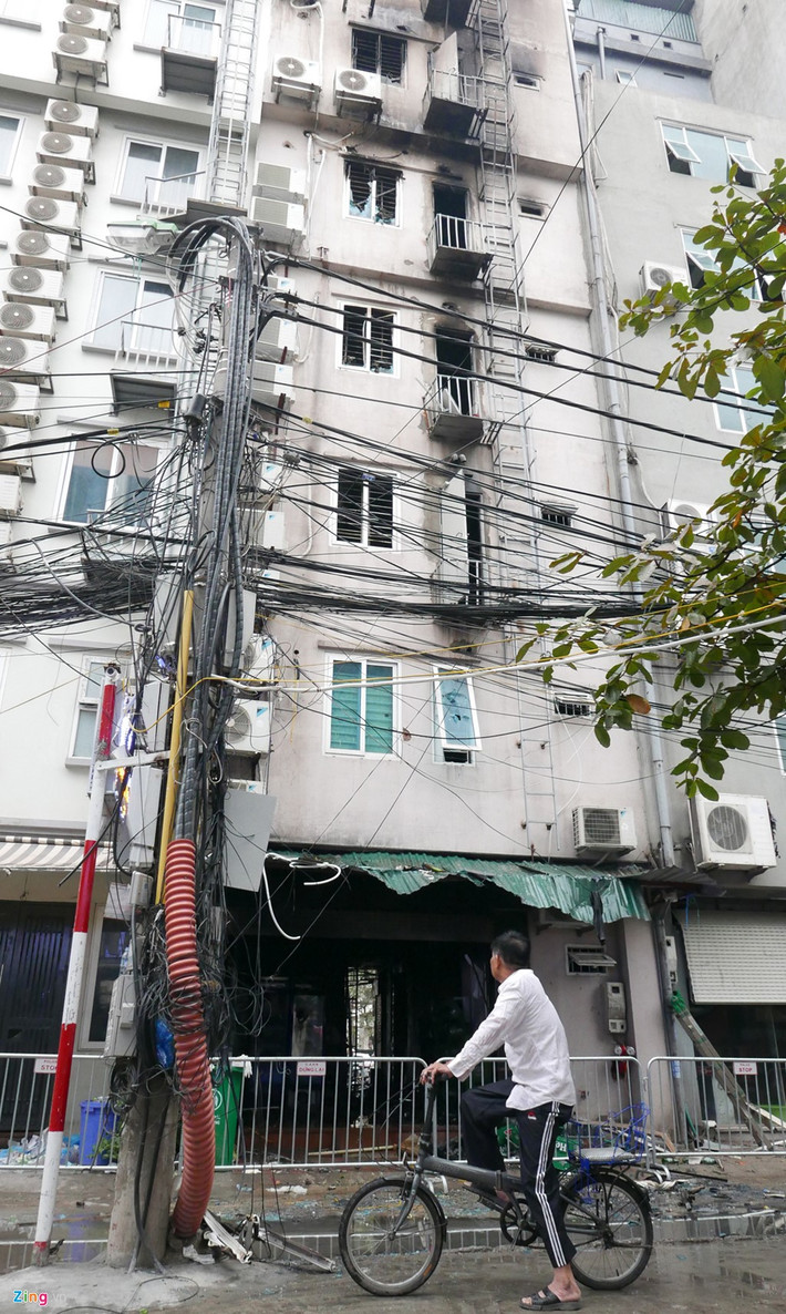 Mặt sau các ngôi nhà này cũng được phong toả phục vụ việc điều tra.