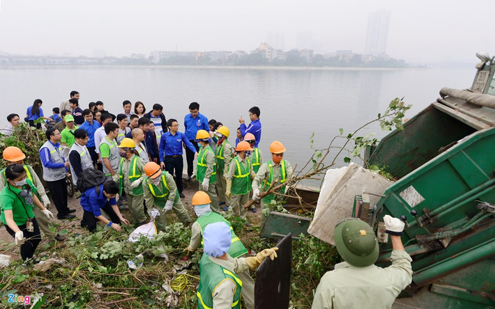 Sáng 13/11, Phó thủ tướng Vũ Đức Đam cùng hàng trăm sinh viên tình nguyện, người dân, phật tử chùa Pháp Vân và công nhân môi trường đô thị Hà Nội cùng phát quang bụi rậm, làm sạch các lối đi lại quanh hồ Linh Đàm