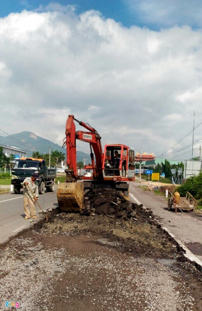 Tranh thủ trời ngừng mưa, Công ty TNHH Đầu tư BOT Bình Định tập trung khắc phục nhiều điểm hư hỏng trên quốc lộ 1 ở hai tỉnh Bình Định và Phú Yên.