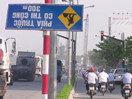 Người đi đường muốn đọc được biển báo giao thông này chắc lệch cổ.