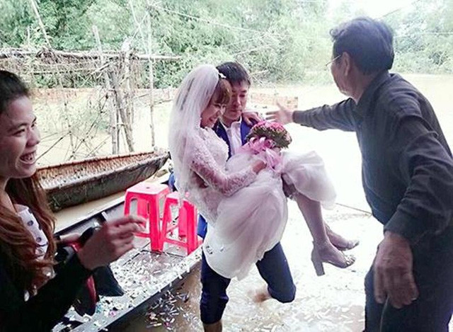 Chú rể sẵn sàng bế cô dâu vượt nước lũ về nhà.